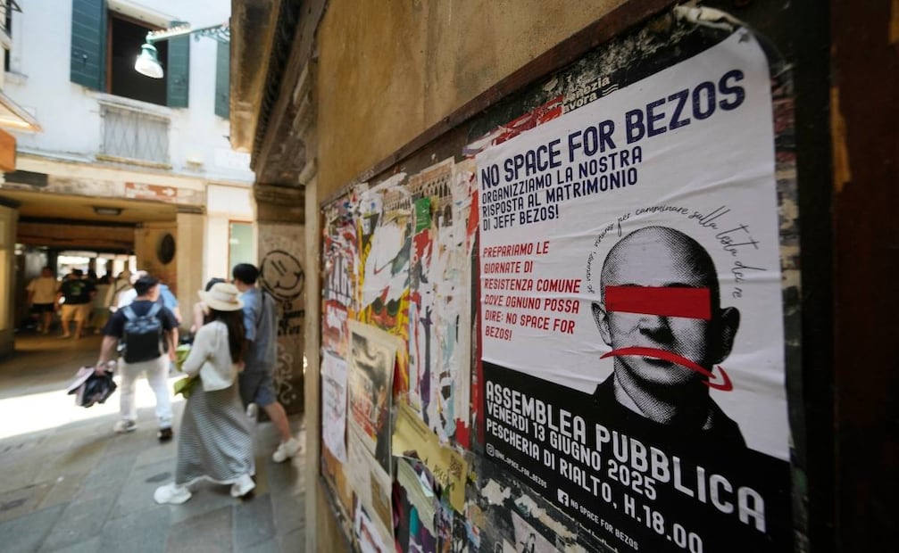 Protestantes se manifiestan en Venecia antes de la boda de Jeff Bezos y Lauren Sánchez / Foto: Luca Bruno - AP