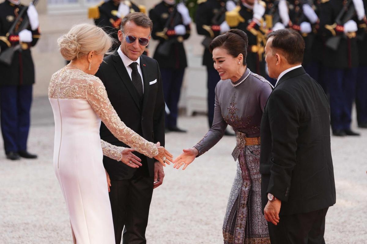 Los reyes reyes Rama X y Suthida de Tailandia junto a Emmanuel y Brigitte Macron / Foto: AFP