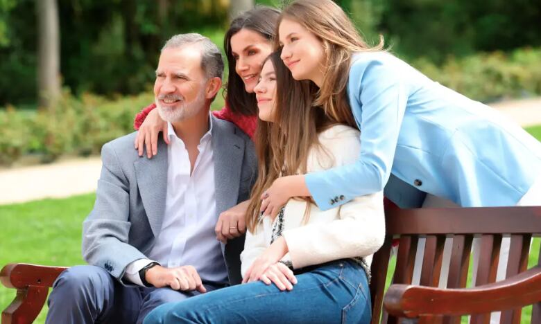 Los reyes Felipe y Letizia con sus hijas, la princesa Leonor y la infanta Sofía en los jardines del Palacio Real / Foto: EFE