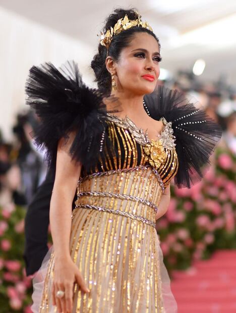 Salma Hayek y su impactante vestido en color dorado para el MET Gala 2019