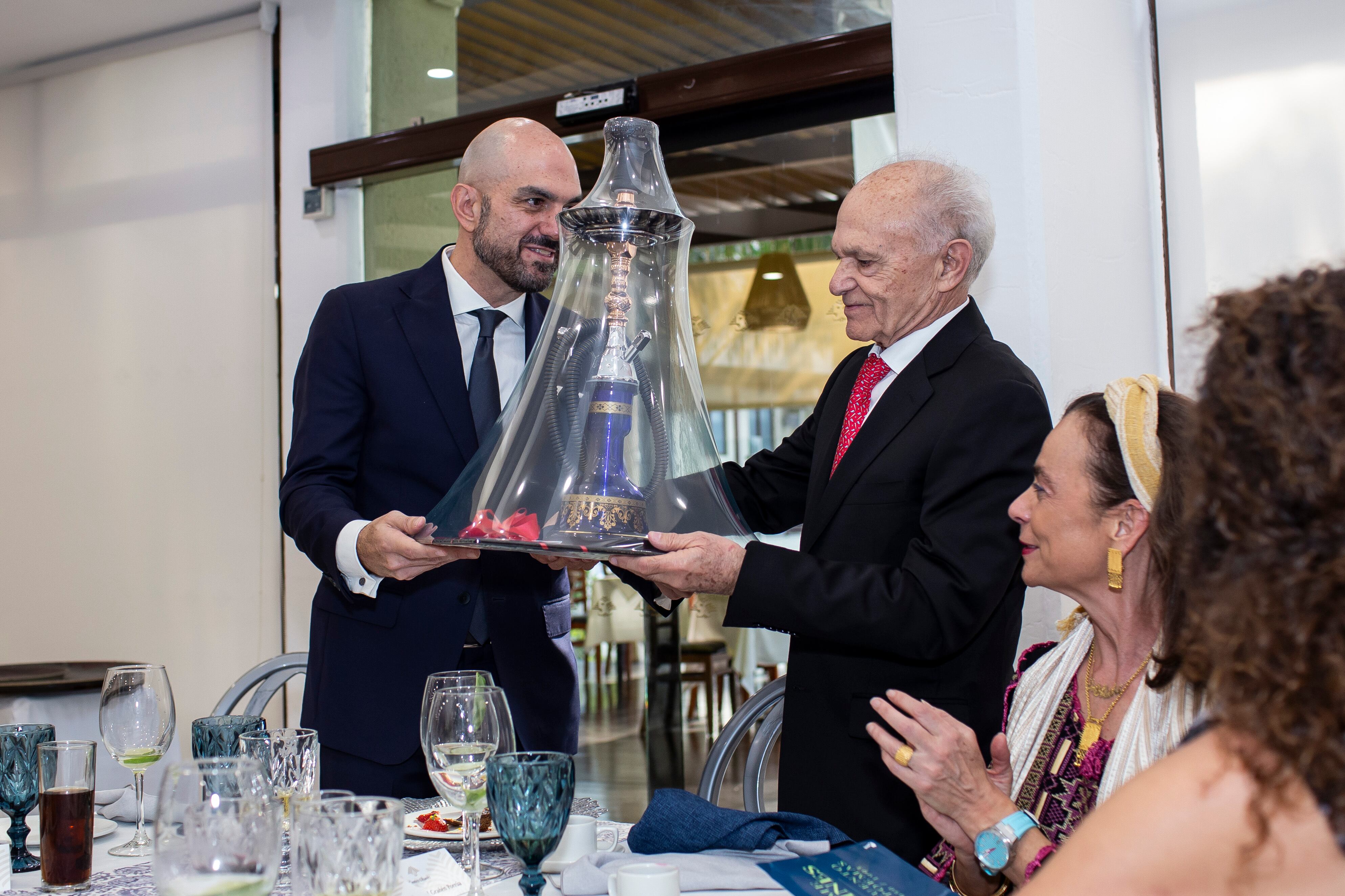 Daniel Karam hace entrega de una 'shisha' para homenajear a Alfredo Harp Helú. (Foto: Esteban Torreblanca)