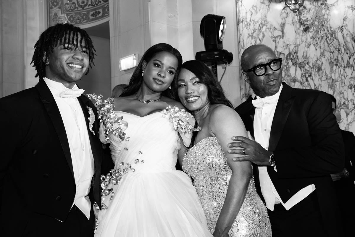 Slater y Bronwyn Vance con su mamá, la actriz Angela Basset, y su papá, el actor Courtney B. Vance. (Foto: Alizée De Vanssay)