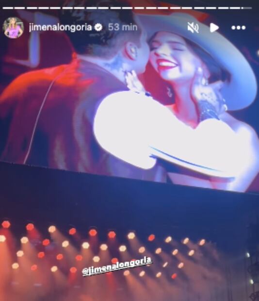 El beso de Ángela Aguilar y Christian Nodal en el Auditorio Nacional / Captura de pantalla