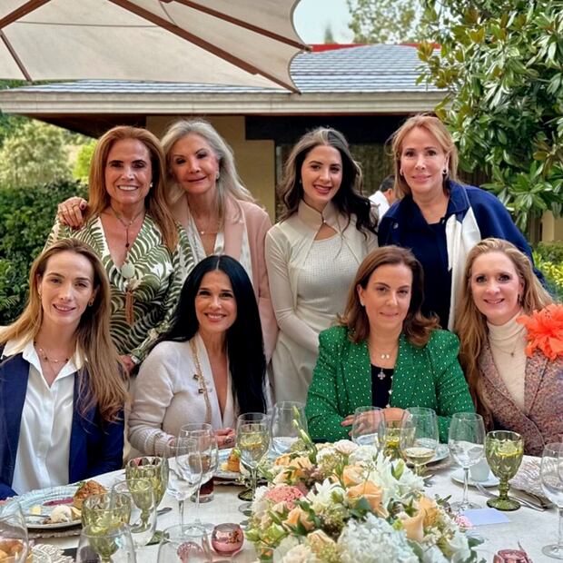 Ivana De María junto a sus invitadas en su despedida de soltera / Foto: Instagram