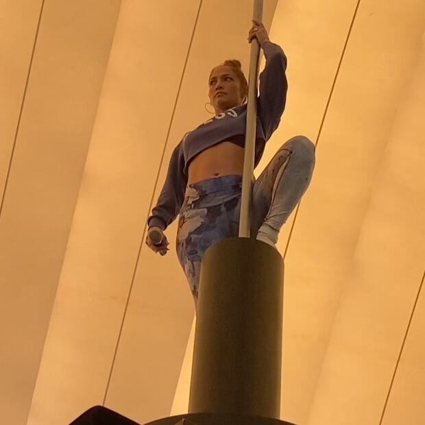 Jennifer Lopez y sus abs de acero en esta cuarentena 