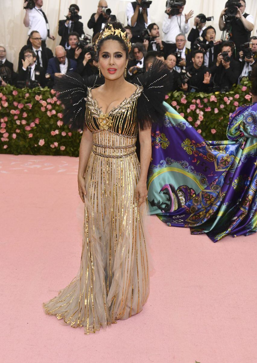Salma Hayek y su impactante vestido en color dorado para el MET Gala 2019