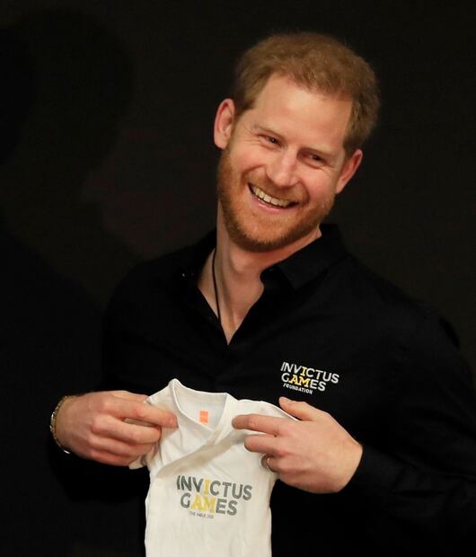 Es oficial: pierde el príncipe Harry su título en exhibición del vestido de Diana de Gales
