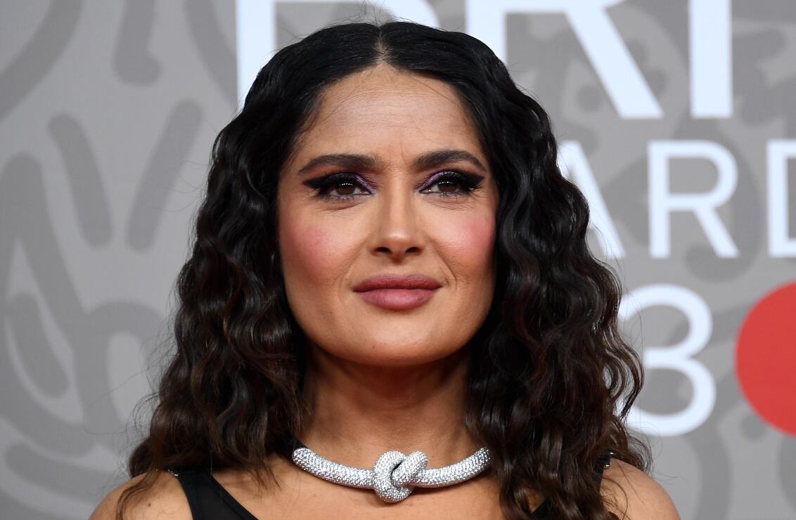 Salma Hayek luce impresionante look rockero con vestido de piel y plataformas