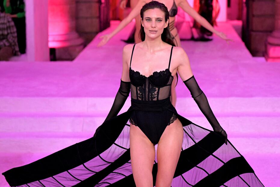 Macarena Achaga en la Semana de la Moda de París 2024 / Foto: AFP
