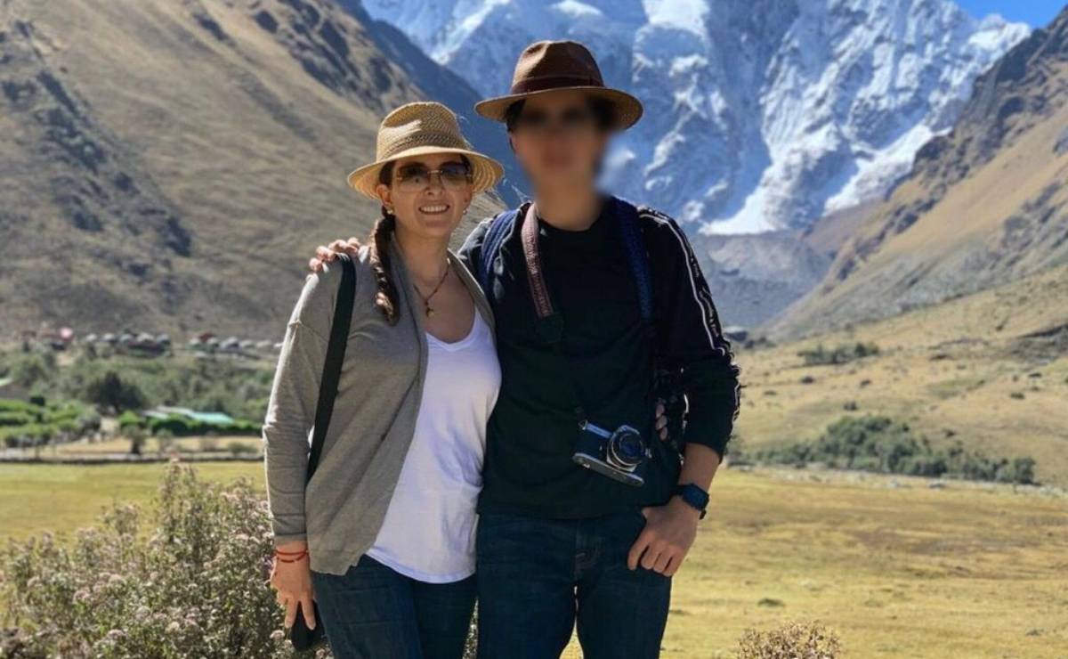 Diego, hijo de Peña Nieto, festeja a su mamá con pastel y foto del expresidente