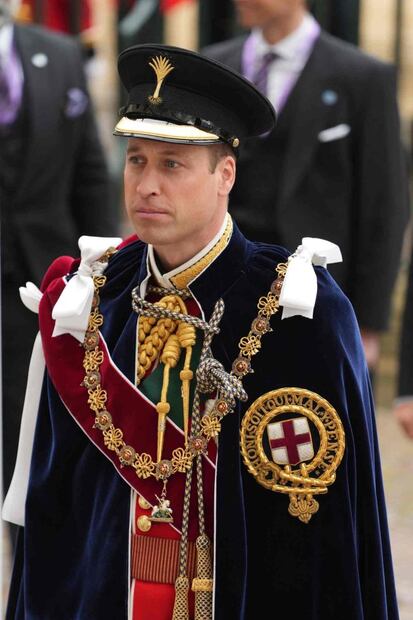 El tierno momento en que el príncipe William besa la mejilla de su padre, el rey Carlos III, en la coronación