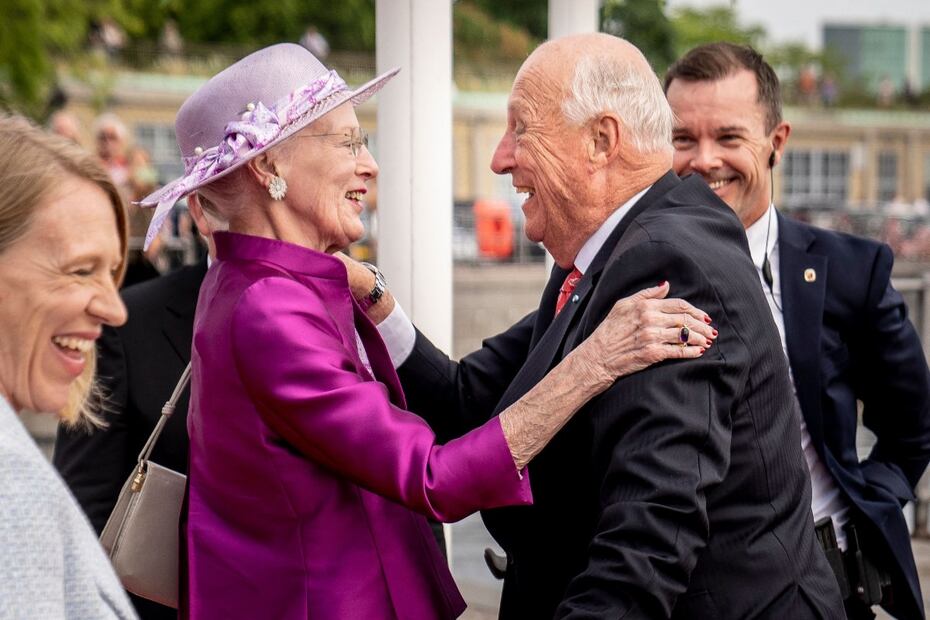 Margarita II de Dinamarca abraza a Harald V de Noruega / AFP