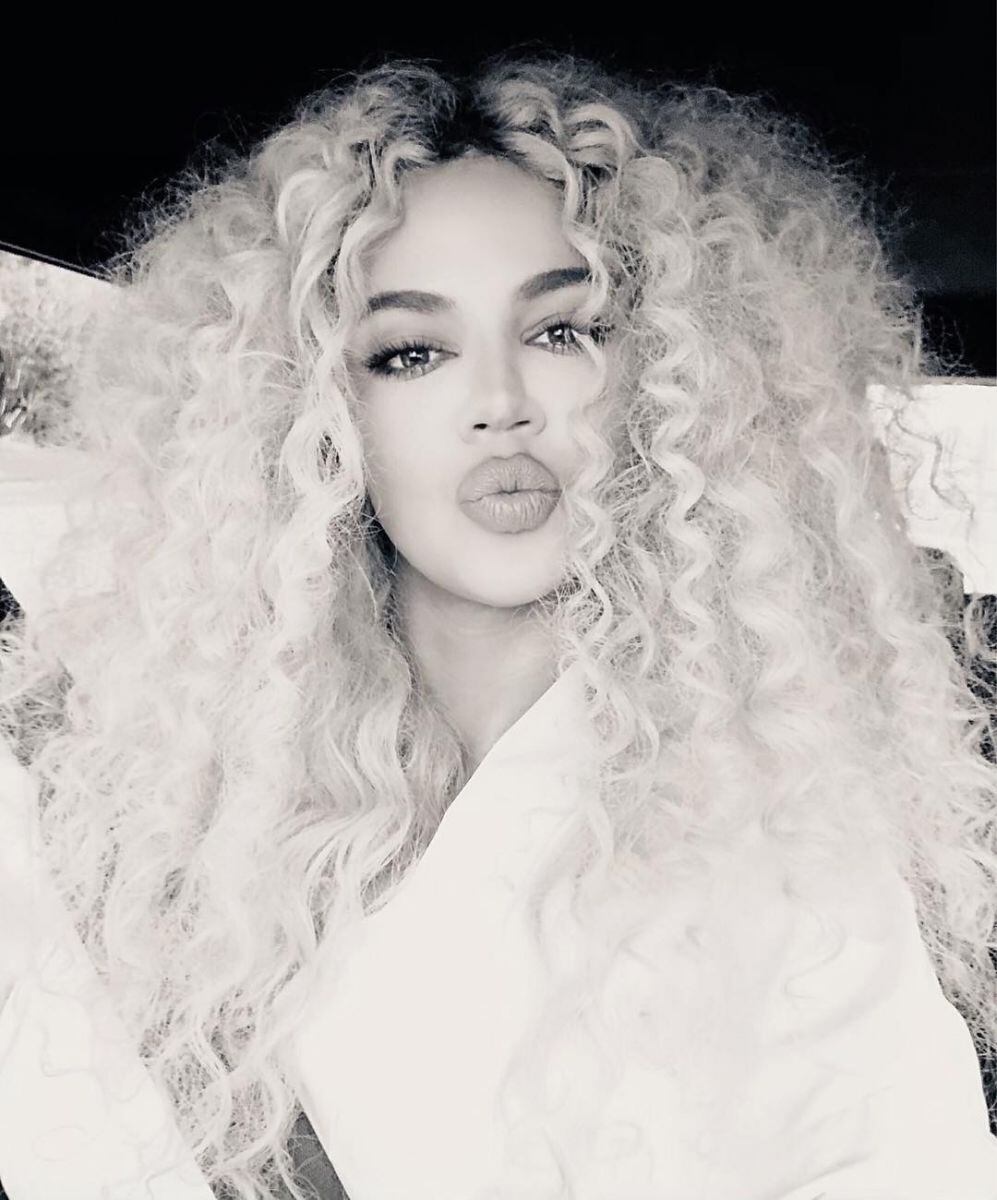 Khloé Kardashian aparece con dedos extra gracias al Photoshop 