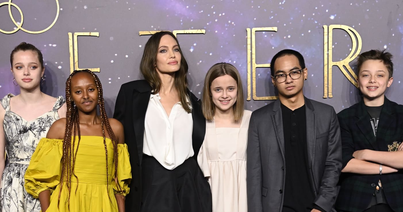 Angelina Jolie junto a Shiloh, Zahara, Vivienne, Maddox y Knox, sus hijos / Getty Images
