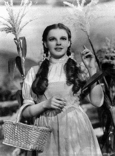 Encuentran vestido de Judy Garland, de "El mago de Oz", tras varias décadas perdido
