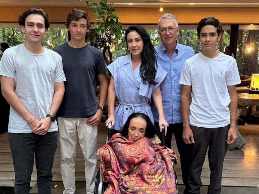 Ricardo Salinas Pliego, María Laura Medina, sus hijos y María Guadalupe Espinosa / Foto: Instagram @marialauramedinadesalinas