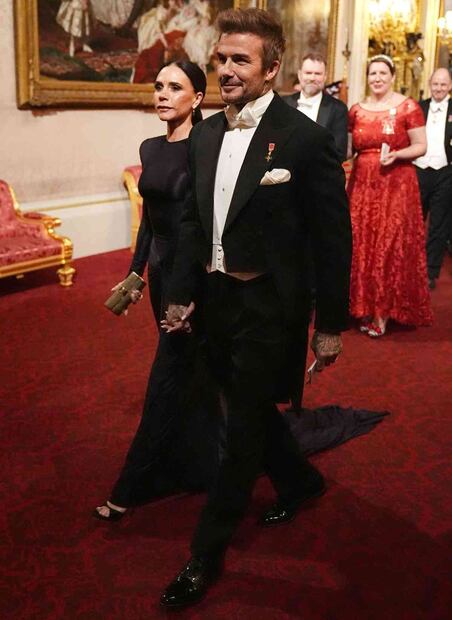 Victoria y David Beckham en el Palacio de Buckingham / Foto: AFP