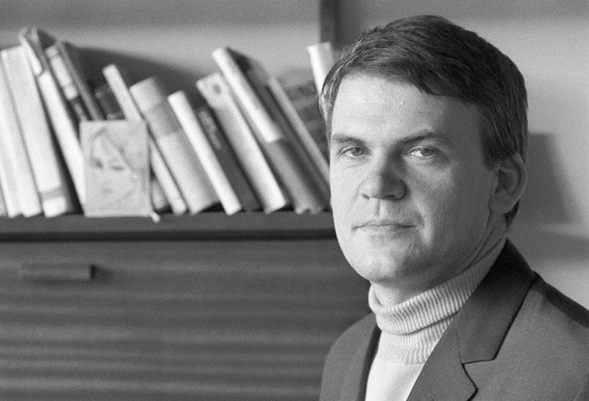 El escritor checo Milan Kundera en una foto de archivo tomada en mayo de 1968 / AP