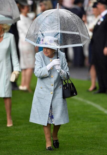 La reina Isabel II tiene un empleado dedicado a caminar con los zapatos nuevos para suavizarlos