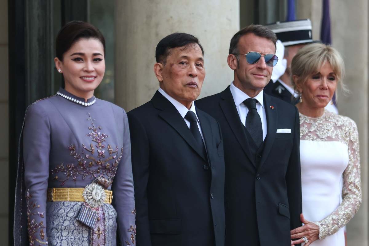 Los reyes reyes Rama X y Suthida de Tailandia junto a Emmanuel y Brigitte Macron / Foto: EFE