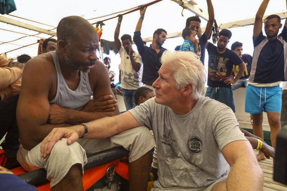 Richard Gere lleva alimentos a 121 inmigrantes varados en el mar 