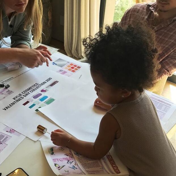 Stormi, la hija de Kylie Jenner, tiene sus propios stickers de cumpleaños en Instagram