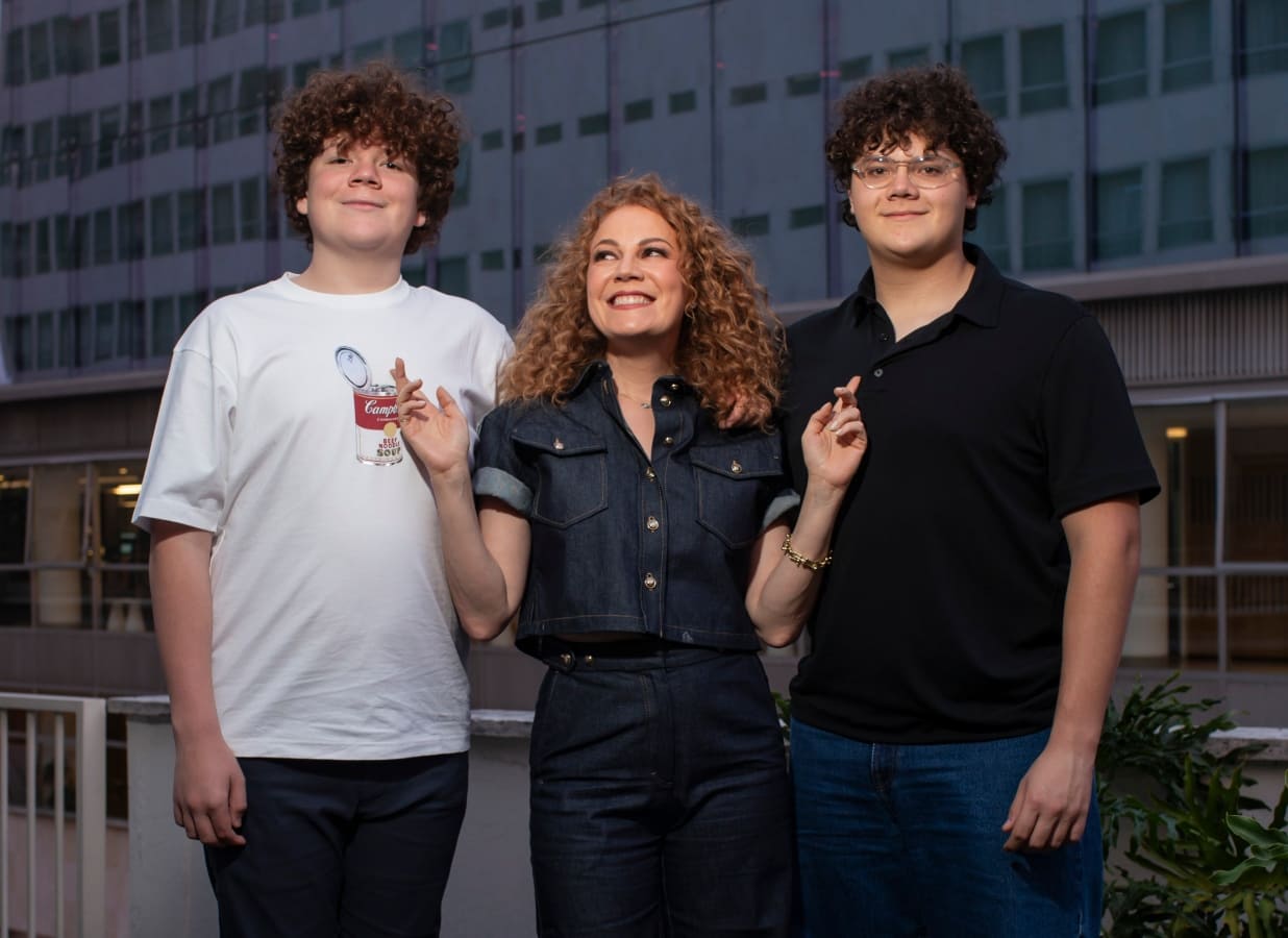 Julián, Daniela Magún y Liam / Foto: Esteban Torreblanca - Revista Clase