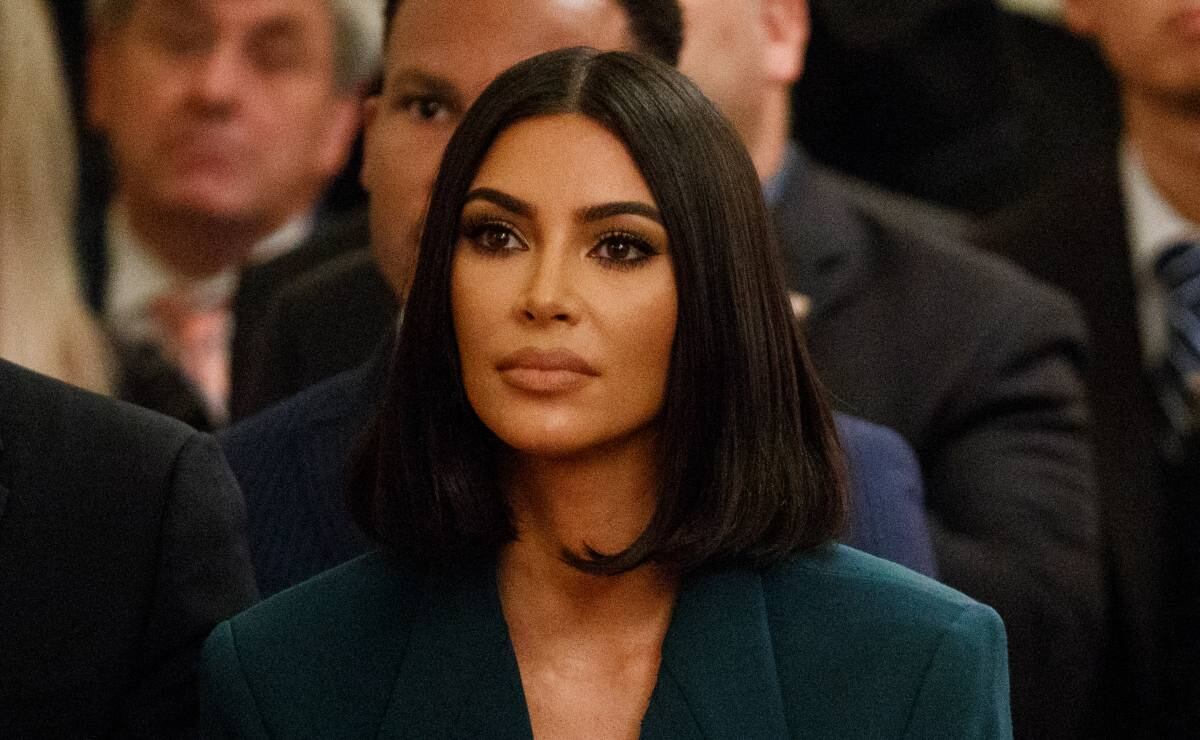 Kim Kardashian recibe anillo de diamantes y anticonceptivos de parte de un fanático