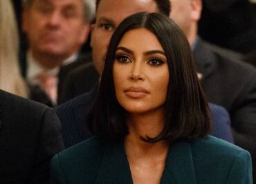 Kim Kardashian recibe anillo de diamantes y anticonceptivos de parte de un fanático