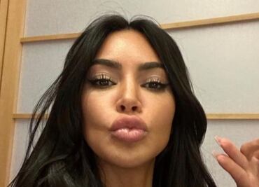 Kim Kardashian, su posado más sexy y elegante con plataformas de 20 centímetros