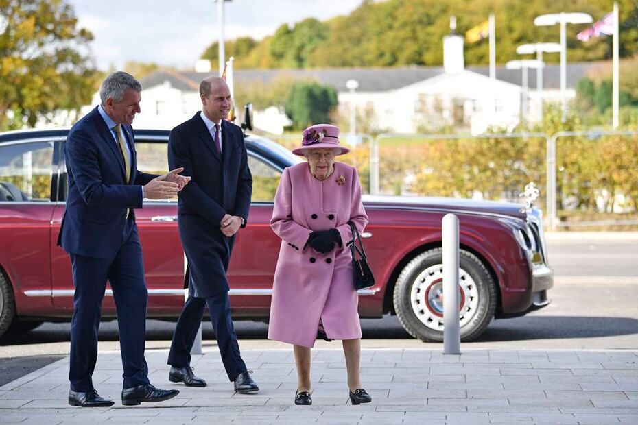 La reina Isabel II sale de confinamiento y posiciona al príncipe William 