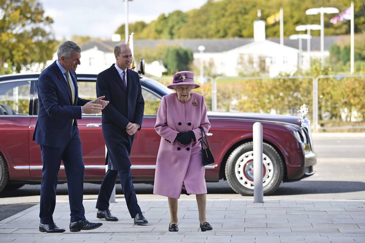 La reina Isabel II sale de confinamiento y posiciona al príncipe William