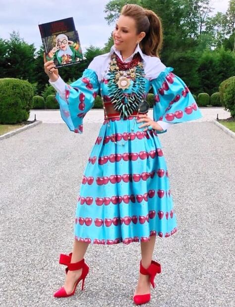Thalía con el libro de Iris Apfel / Instagram