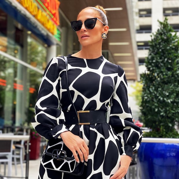 Con leggins que resaltan sus curvas, Jennifer Lopez afina los últimos detalles del show para el Super Bowl 