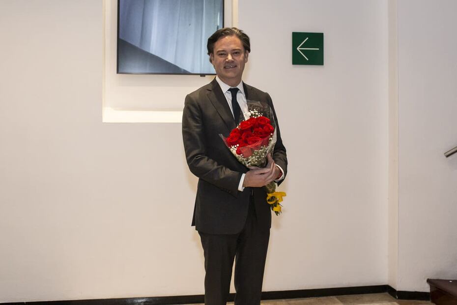 Aurelio Nuño llevó un ramo de rosas a su esposa, María Aliaga / Foto: Esteban Torreblanca - Clase