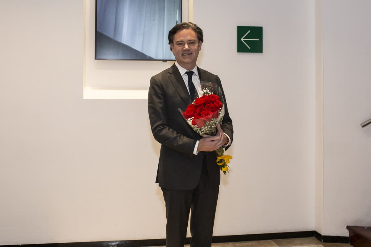 Aurelio Nuño llevó un ramo de rosas a su esposa, María Aliaga / Foto: Esteban Torreblanca - Clase