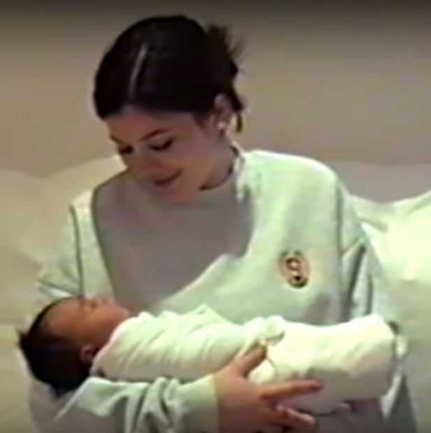 Kylie Jenner revela el nombre y la primera foto de su bebé