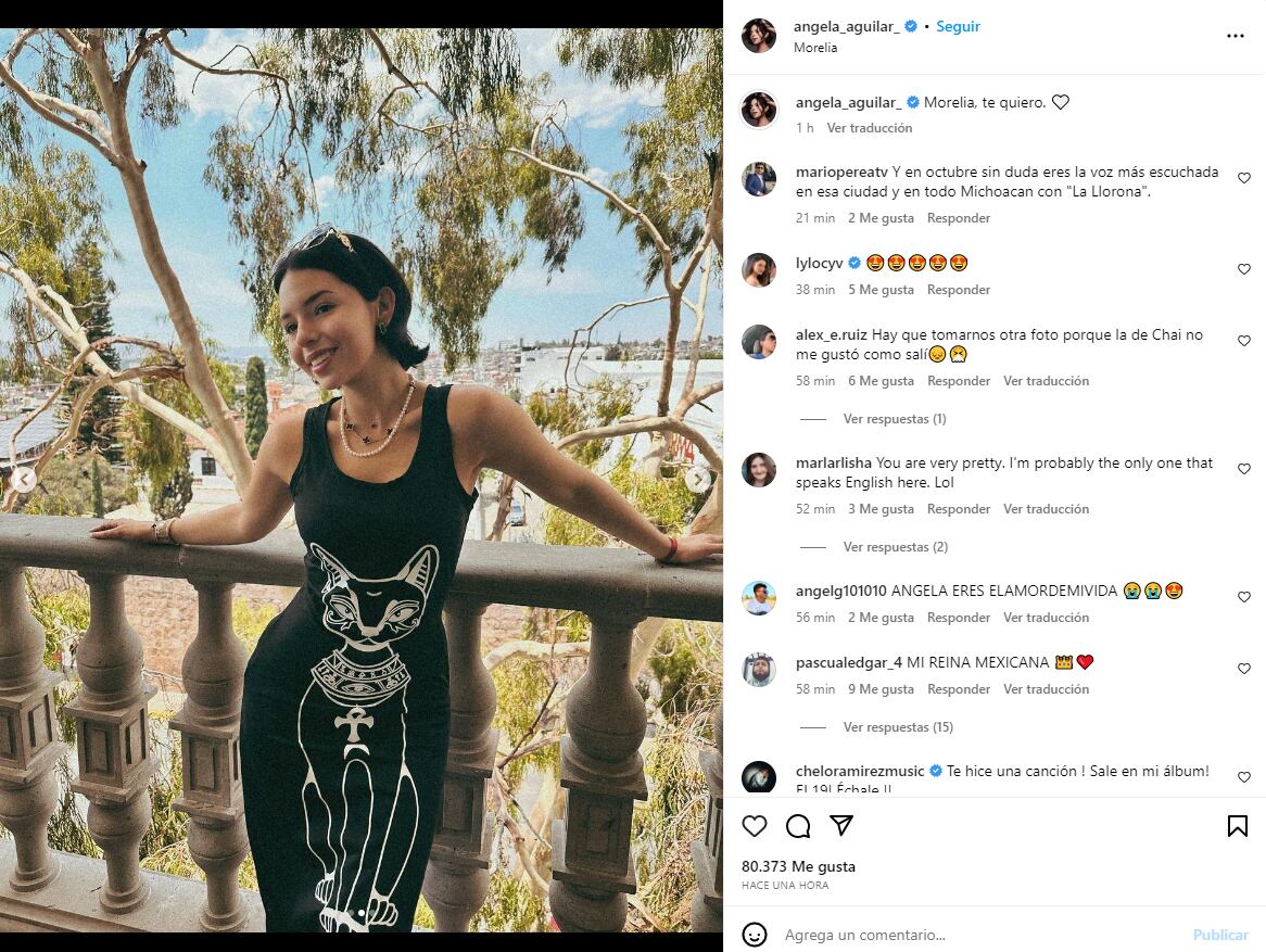 Ángela Aguilar presume su delineada figura con un asequible vestido entallado