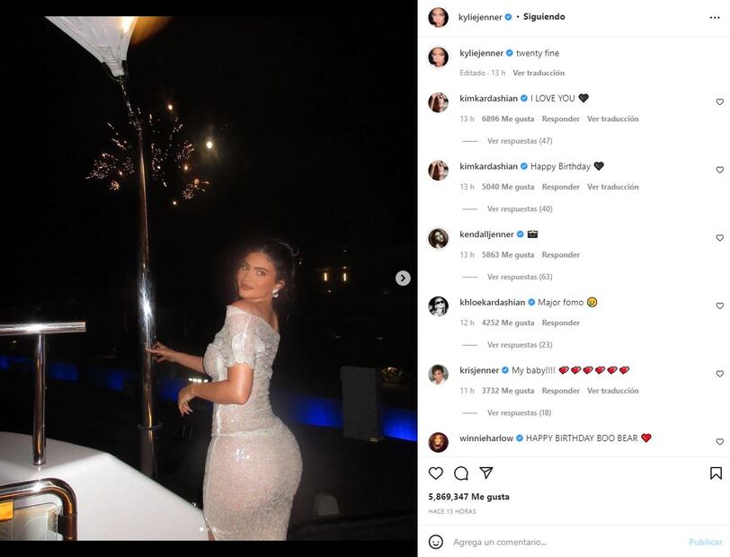 Kylie Jenner celebra 25 años con extravagante fiesta y vestido blanco muy atrevido