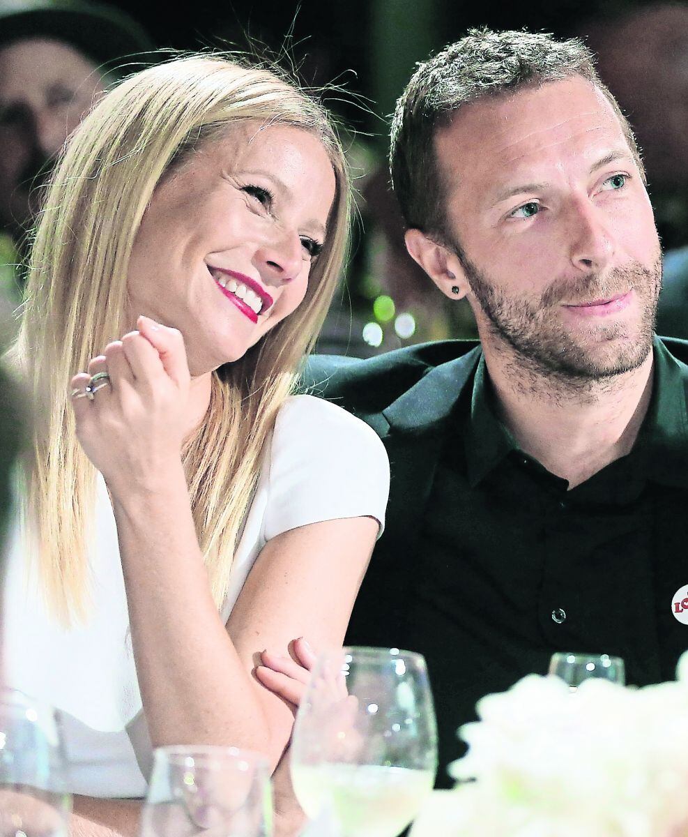 Chris Martin celebra su cumpleaños acompañado de su ex Gwyneth Paltrow y Dakota Johnson, su actual novia