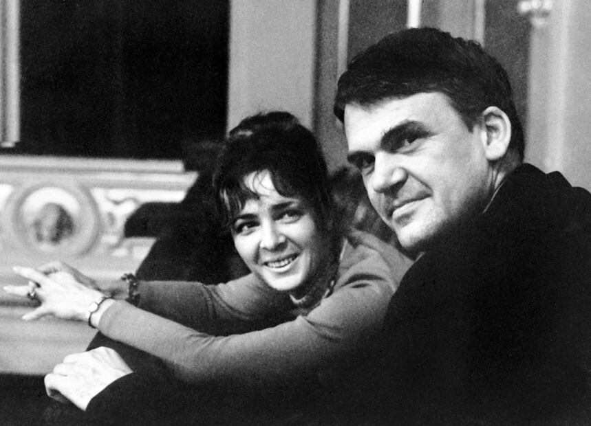 Milan Kundera y su esposa Vera Hrabankova posan en Praga en una foto de octubre 14 de 1973 / AFP
