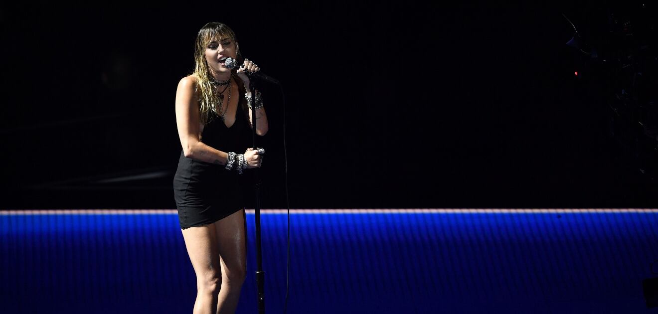 Miley Cyrus regresa a los escenarios ahora en compañía de Kaitlynn Carter