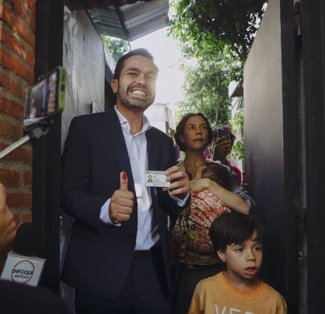 Jorge Álvarez Máynez con su esposa Sarah Aguilar Flaschka y sus hijos, Luciano y Constanza / Instagram