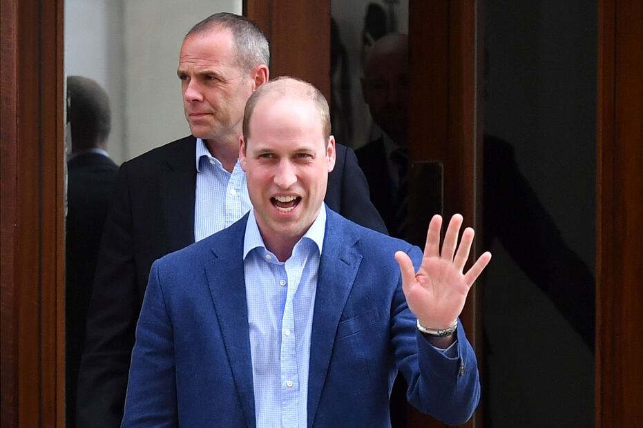 El príncipe William sorprende a los fans de Lady Di afuera del Palacio de Kensington 