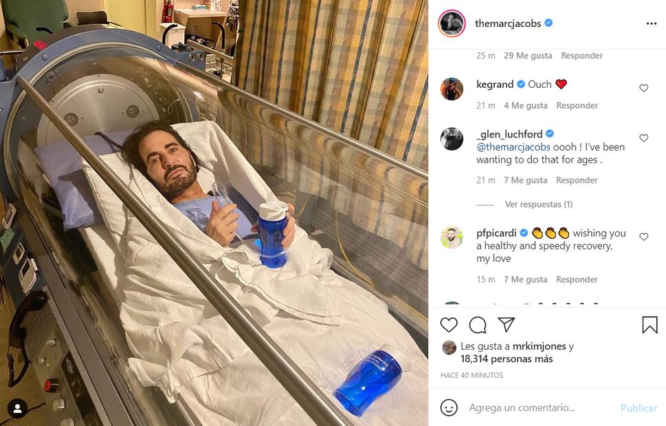 Marc Jacobs luce impactante tras levantamiento facial: comparte foto en cápsula de oxígeno