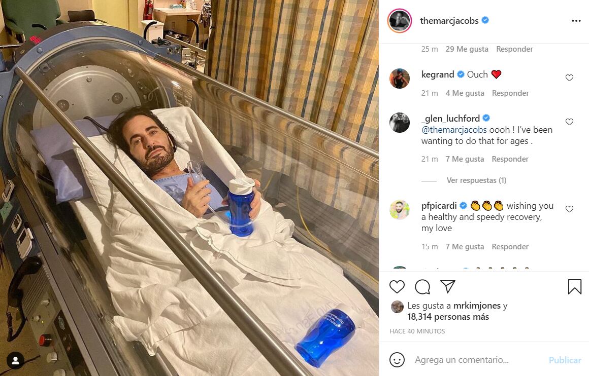 Marc Jacobs luce impactante tras levantamiento facial: comparte foto en cápsula de oxígeno