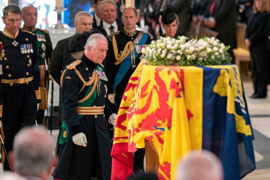 Carlos III, Ana del Reino Unido, el príncipe Andrés y Eduardo de Wessex encabezan la procesión del féretro de Isabel II