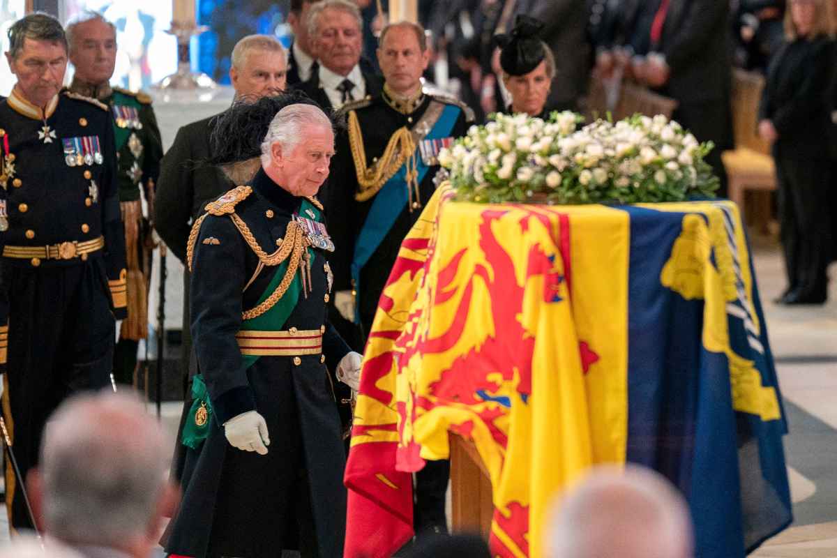 Carlos III, Ana del Reino Unido, el príncipe Andrés y Eduardo de Wessex encabezan la procesión del féretro de Isabel II
