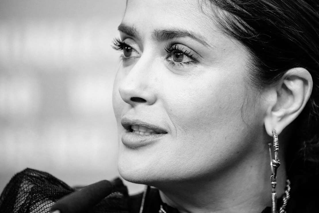 Salma Hayek, como diosa dorada, rompe platos mientras baila