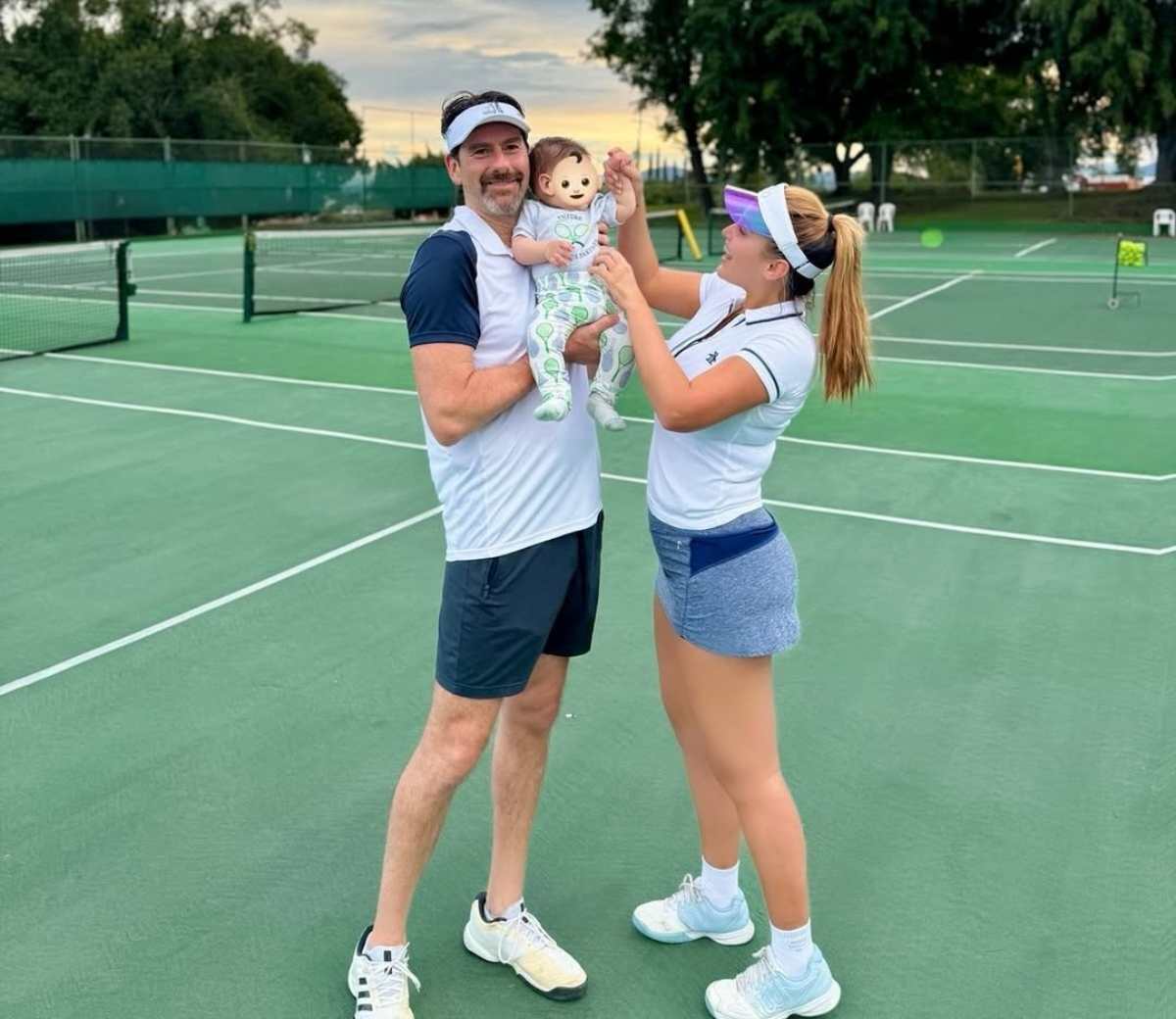 Eduardo Videgaray y Sofía Rivera Torres junto a su hijo Ferrán / Foto: Especial  @sofiariveratorres